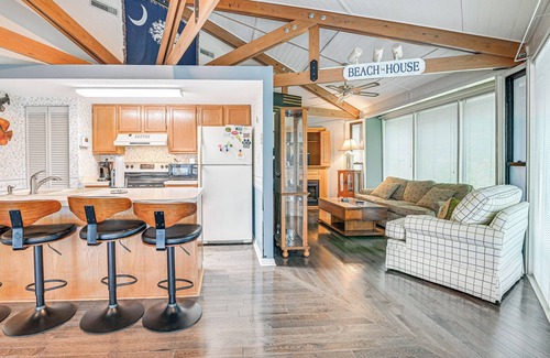 Surfside Beach House | ‘Myrtle Beach Tree House' w/Deck ~ 7 Mi to Beach!