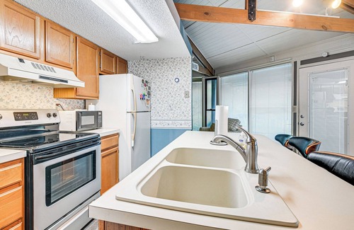 Surfside Beach House | ‘Myrtle Beach Tree House' w/Deck ~ 7 Mi to Beach!