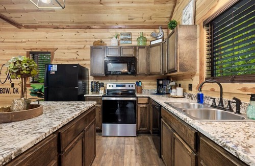 Broken Bow Cabin | Mystic Moon · 🌙 Dreamy Honeymoon Cabin: Egg Chair & Daybed Swing 🌙