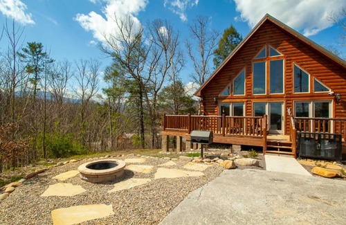 Gatlinburg House | Mystic Mountain Cabin View Grill Fire Pit