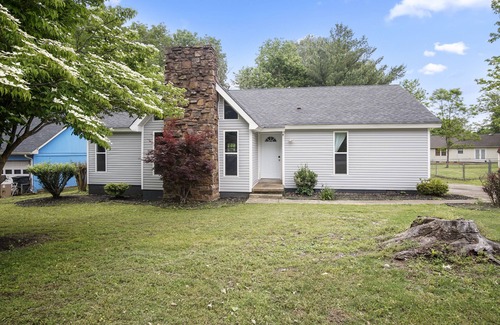 Jackson House | N. Jackson Home Sleeps 8 Near Union Univ. & I-40