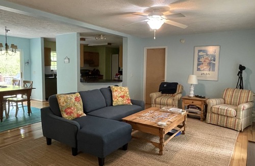 Frankfort Cottage | N Michigan Getaway/walk to lake