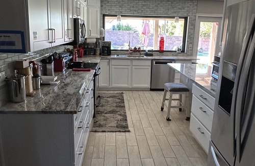North Mountain House | N.PHX-2Suites-BestYard4Dogs-Duplex-Living area splits masterbeds private-shared
