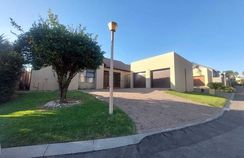 Greater Johannesburg Metropolitan Area House | n2 Private Bedrooms in 3 Bedroom House – Comfortable & Convenient