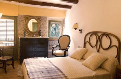 Vilajuiga Apartment | (NA)Room in a 18th Century Apartment