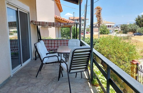 Dilesi House | Nadina's House. Family-sized with garden, close to the beach, 45' from Athens!