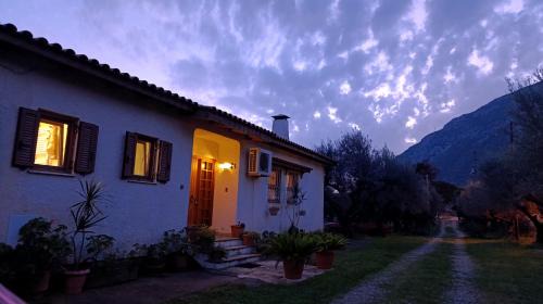 Gefira Mpania Villa | Nafpaktos cottage by the sea for travelers and dreamers!