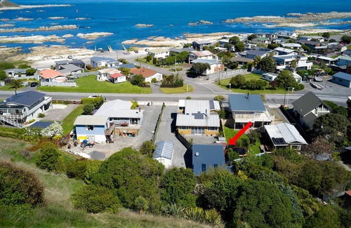 South Bay House | Nan's Bach - Kaikōura Holiday Home