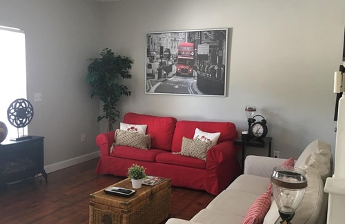 Durham House | Nan's Place- 3 bed/2 bath, 2.5 Miles to DUKE, DOWNTOWN DURHAM, UNC & RTP.