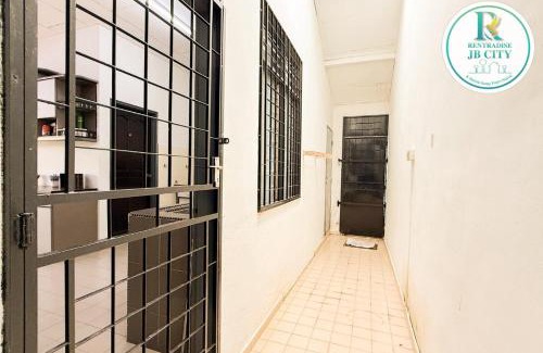 Taman Daya House | Nana Suite at Taman Daya By Rentradise