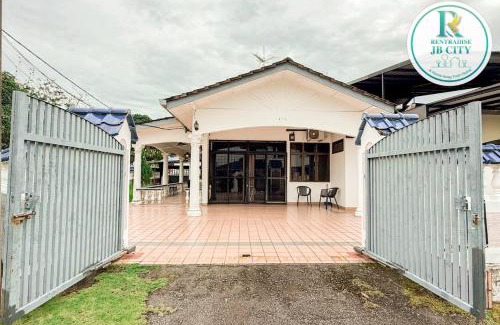 Taman Daya House | Nana Suite at Taman Daya By Rentradise