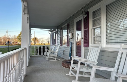 Belhaven Cottage | Nana’s Charming 4-bedroom cottage in serene Belhaven close to all amenities.