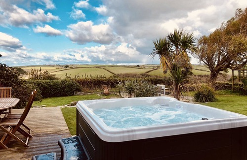 Saint Gennys Cottage | NANS-TEK, family friendly, with hot tub in Crackington Haven