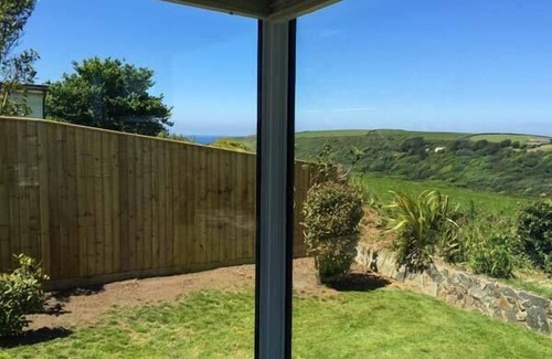 Saint Gennys Cottage | NANS-TEK, family friendly, with hot tub in Crackington Haven