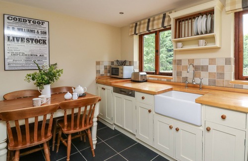 Llanwrda Cottage | NANT GLAS, family friendly, character holiday cottage in Lampeter