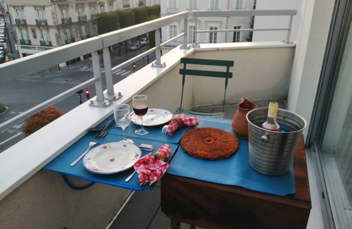 Quai de la Fosse Apartment | Nantes on foot! Downtown! Sunny 2-room apartment with terrace.