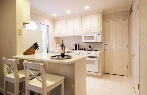The Grove Apartment | Napa Escape | Luxe King Bed | Near Wineries & Spa