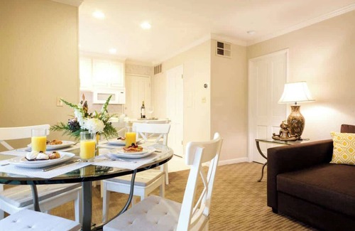 The Grove Apartment | Napa Escape | Luxe King Bed | Near Wineries & Spa