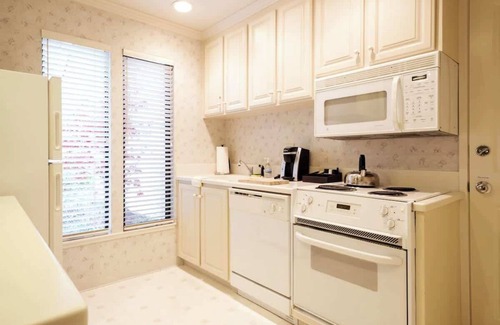 The Grove Apartment | Napa Escape | Luxe King Bed | Near Wineries & Spa