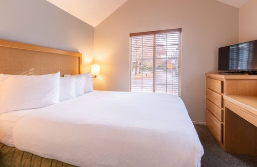 Napa Hotel | Napa's Best-Kept Secret! 3 Comfortable Units, Outdoor Pool, Free Parking!