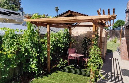 Livermore Apartment | Napa Suite: French Grape Vine Garden