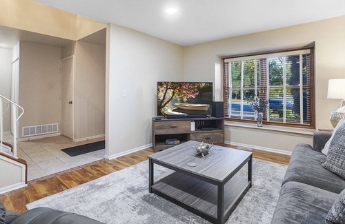 Fox Valley House | Naperville Rental - Woodview Ln