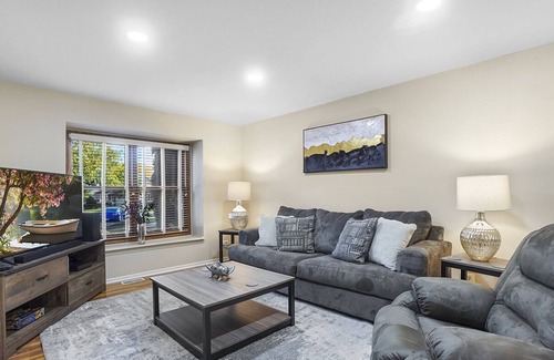 Fox Valley House | Naperville Rental - Woodview Ln