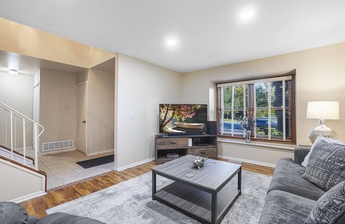 Fox Valley House | Naperville Rental - Woodview Ln