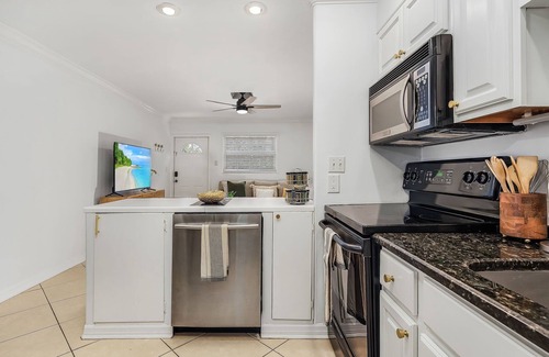 Coquina Sands Condo | Naples 2-BDRM Condo, SuperClean, Patio, Lake Park!