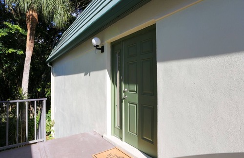 Central Naples Condo | NAPLES BATH AND TENNIS Condo 2BEDS/2BATH - Central Naples