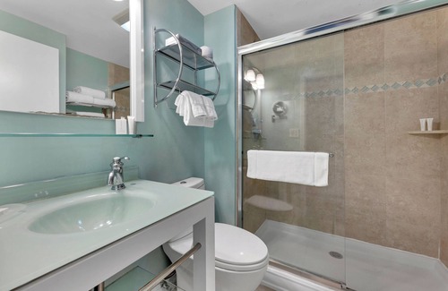 Redevelopment Area Resort | Naples Bay Retreat: 4 Comfortable Units with Bay View! Outdoor Pool & Hot Tub!