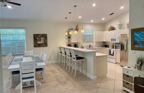 Naples Park House | Naples Best Value Luxury 4 Bedroom Heated Pool Spa Bikes Spacious Backyard