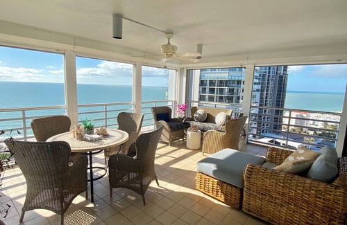 Park Shore Condo | Naples Gulf Front Penthouse/270 ° & Bay Views/PVT Beach Access/Massive Lanai