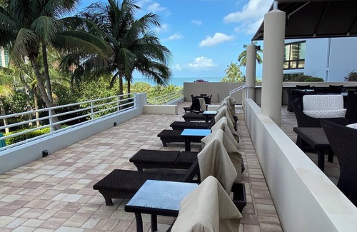 Park Shore Condo | Naples Gulf Front Penthouse/270 ° & Bay Views/PVT Beach Access/Massive Lanai