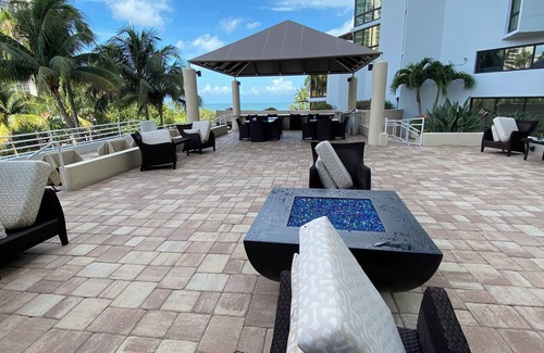 Park Shore Condo | Naples Gulf Front Penthouse/270 ° & Bay Views/PVT Beach Access/Massive Lanai
