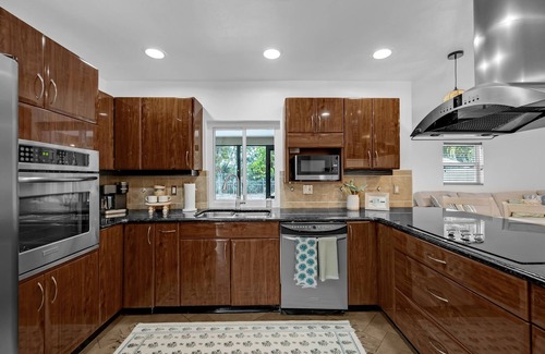 Central Naples House | Naples Henrie Hideaway - Private Pool, Pet Friendly 12 Mins From Beach & Downtown 3 Bedroom Home