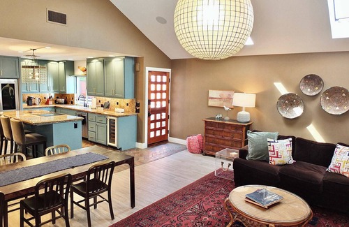 Naples House | Naples Luxury Retreat - 2 BDR: Walk to Beach, Dining & Shops