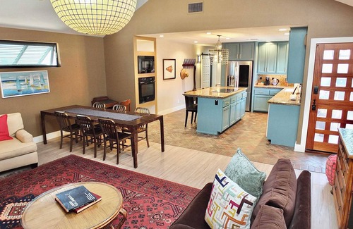 Naples House | Naples Luxury Retreat - 2 BDR: Walk to Beach, Dining & Shops