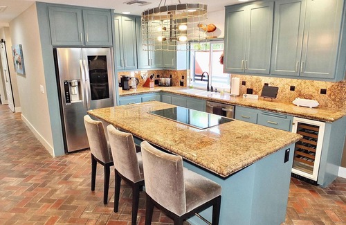 Naples House | Naples Luxury Retreat - 2 BDR: Walk to Beach, Dining & Shops