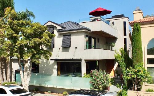 Naples House | Naples Luxury Retreat - 2 BDR Walk to Beach Dining & Shops