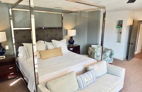 Naples House | Naples Luxury Retreat - 2 BDR Walk to Beach Dining & Shops