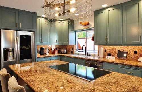 Naples House | Naples Luxury Retreat - 3 BDR Stay for 6 w Rooftop Patio