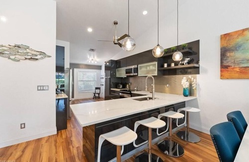 Kings Lake Villa | Naples Modern Oasis is 4 miles to 5th Avenue South shopping & dining