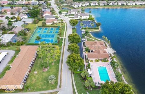 Kings Lake Villa | Naples Modern Oasis is 4 miles to 5th Avenue South shopping & dining