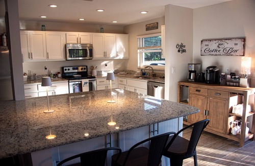 Central Naples House | Naples Outdoor Paradise/HEATED Pool/Hot Tub/Only 1.2mi from Beaches!