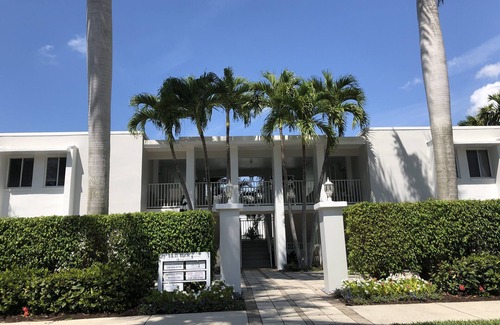 Old Naples Condo | Naples ~ Perfect Location On 5th Avenue ~ 1.5 Block From Beach, Dining, Shopping