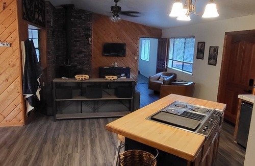 Springville Cabin | Nara Lodge - Modern 3br/2ba w/game room, pool table and WiFi.