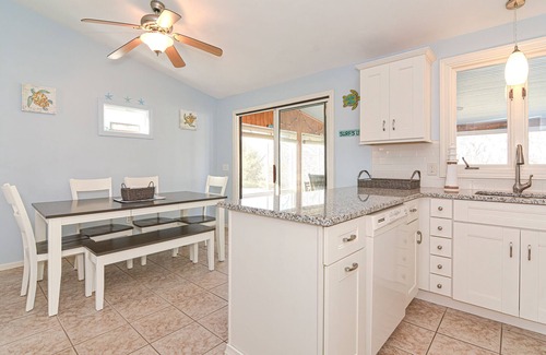 Narragansett Pier House | Narragansett Pier! Easy walk to seawall, food, shopping, playground - more!