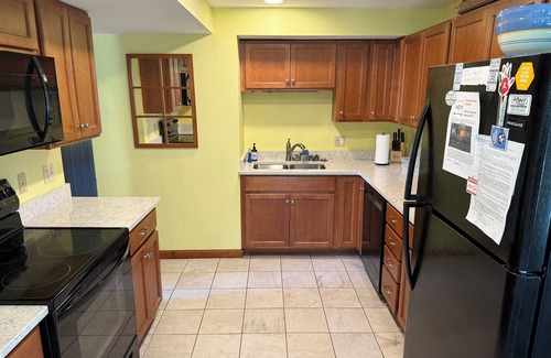 Eastward Look House | Narragansett RI - Walk to Beach - Ocean View