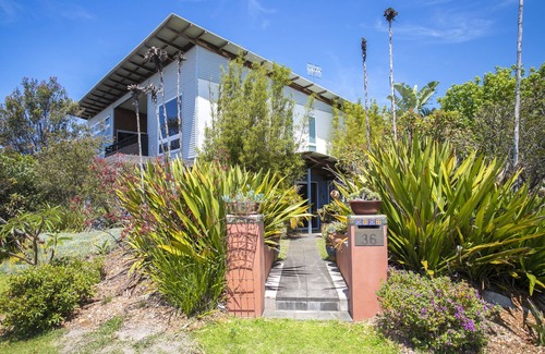 Narrawallee House | Narrawallee Beach. A family sized three bedroom Beach House by the Beach.